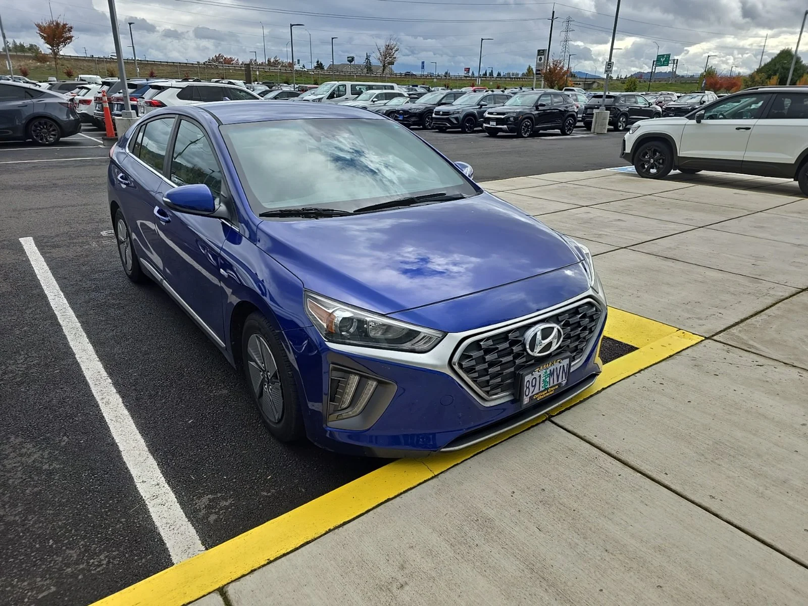 Used 2020 Blue Hyundai SE image 5
