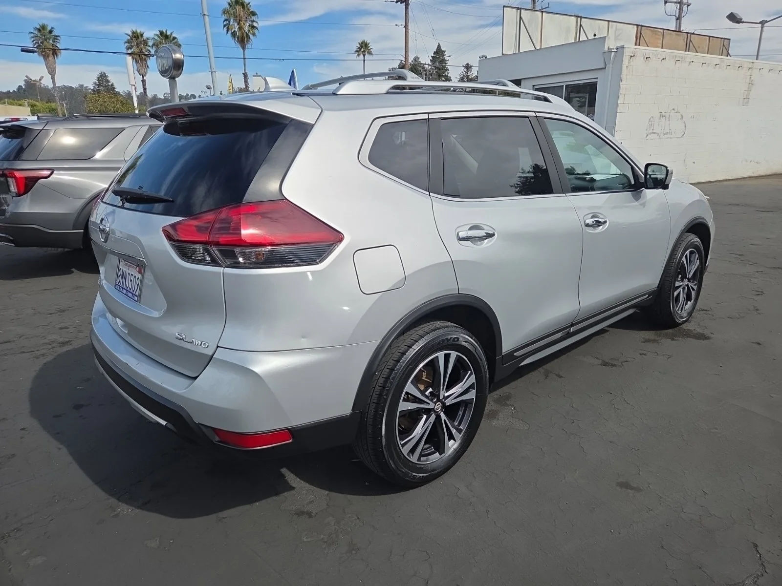 Certified Used 2018 Brilliant Silver Nissan SL image 5