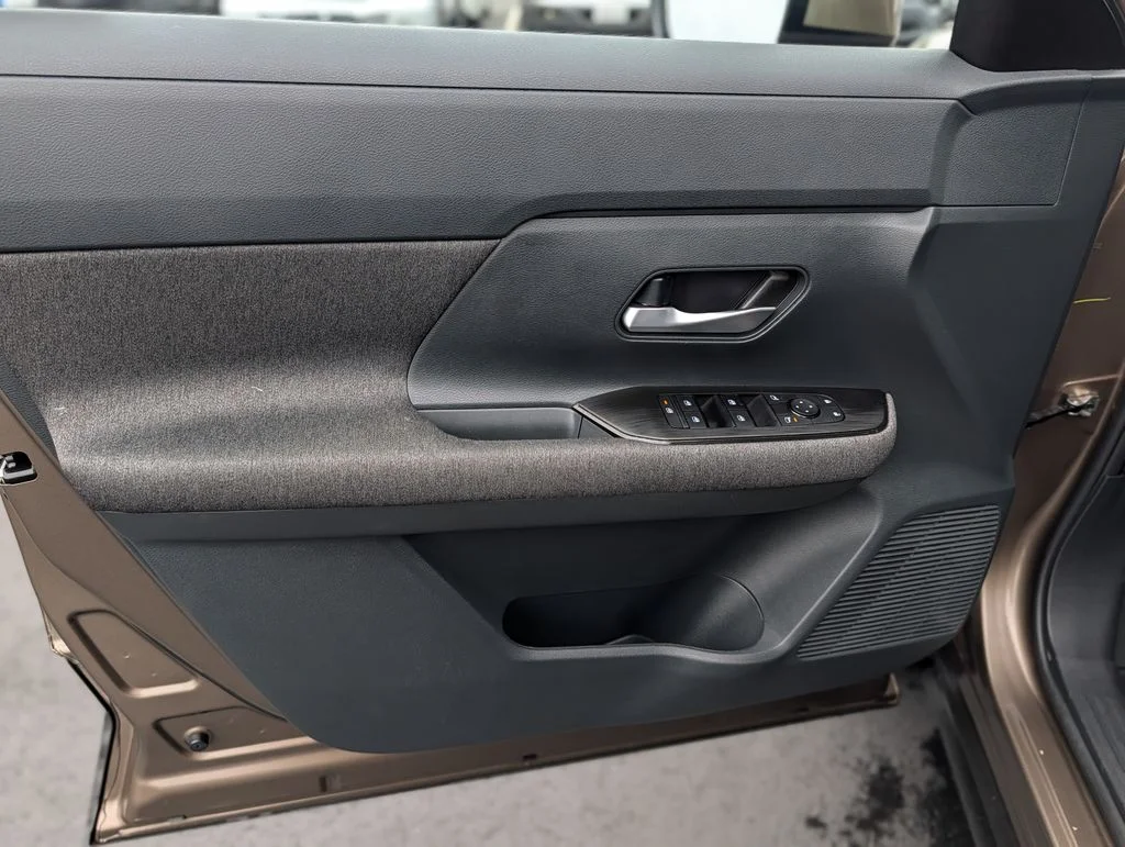 Used 2025 Brown Nissan SV image 19
