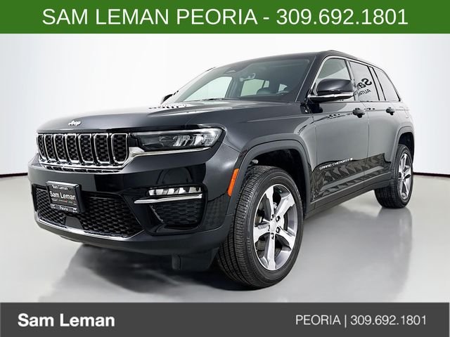 New 2025 Diamond Black Crystal Pearl-Coat Exterior Paint Jeep Limited image 3
