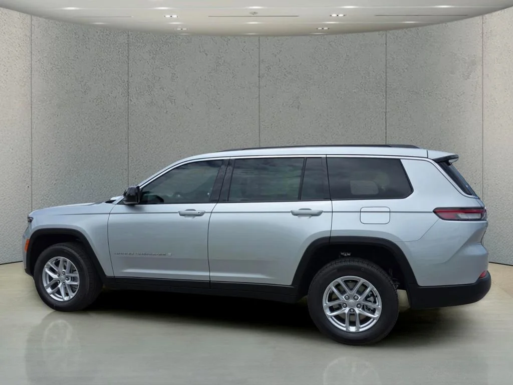 New 2026 Silver Zynith Exterior Paint Jeep Laredo image 7