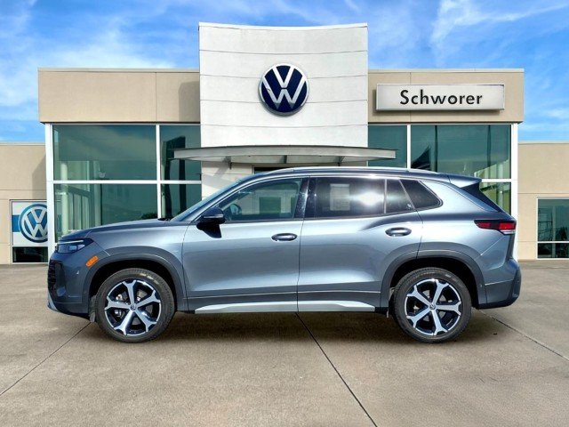 Certified Used 2025 Platinum Gray Metallic Volkswagen SE image 1