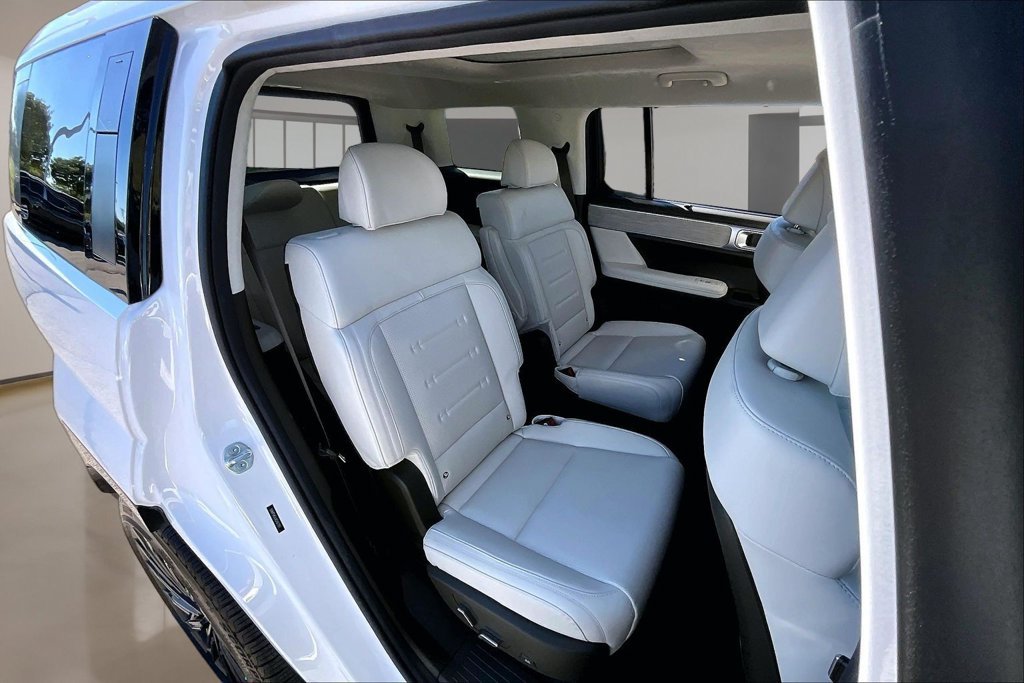 Used 2025 White Hyundai Calligraphy image 29