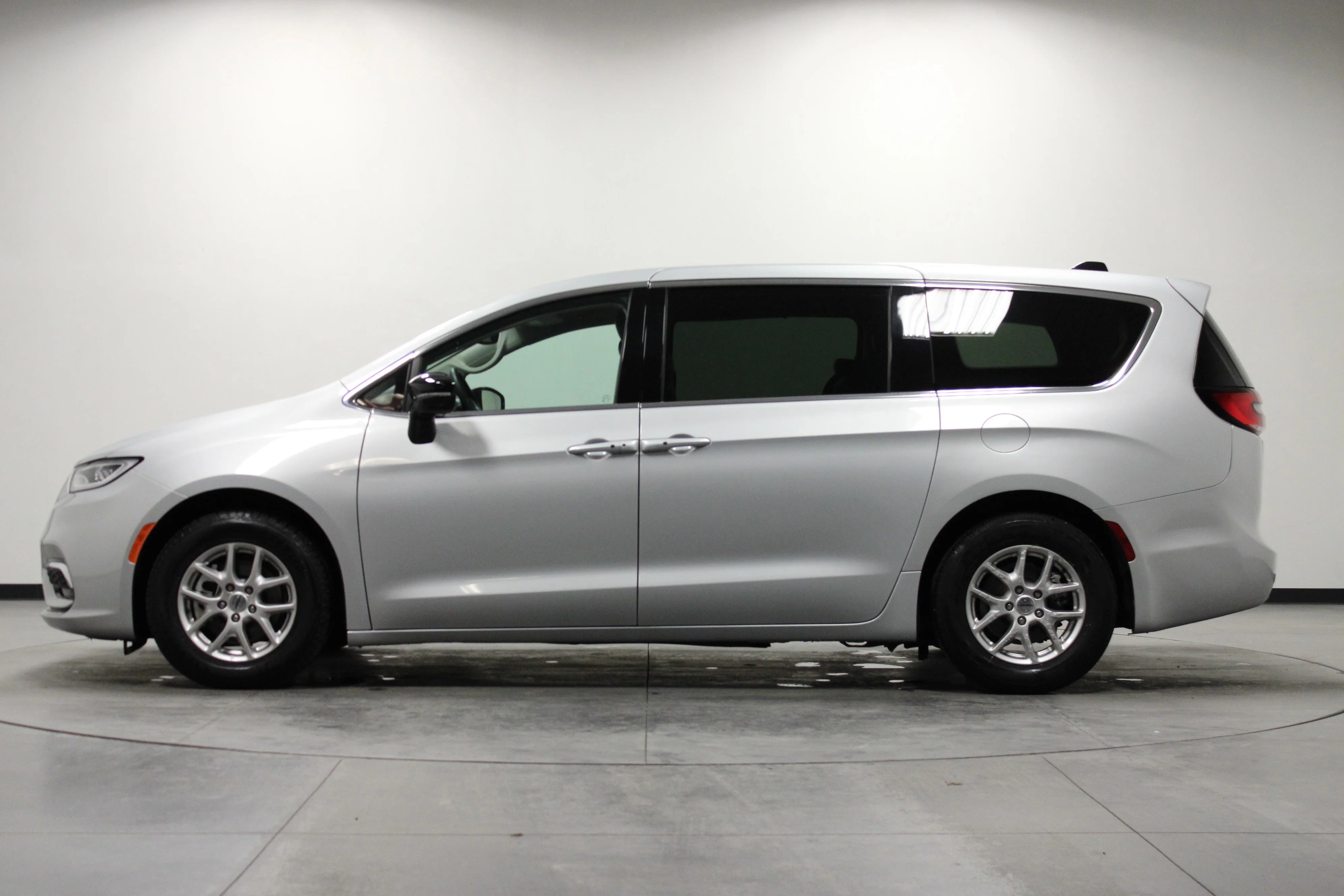 Used 2024 Silver Mist Clearcoat Chrysler Touring L image 7