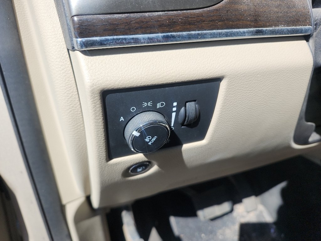 Used 2015 Champagne Jeep Limited image 18