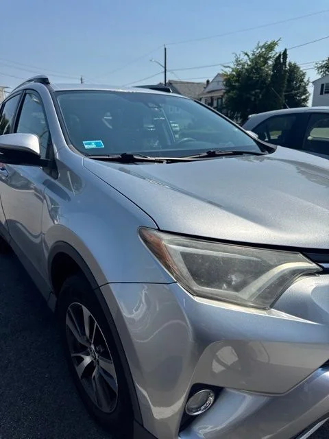 Used 2018 Gray Toyota  image 1