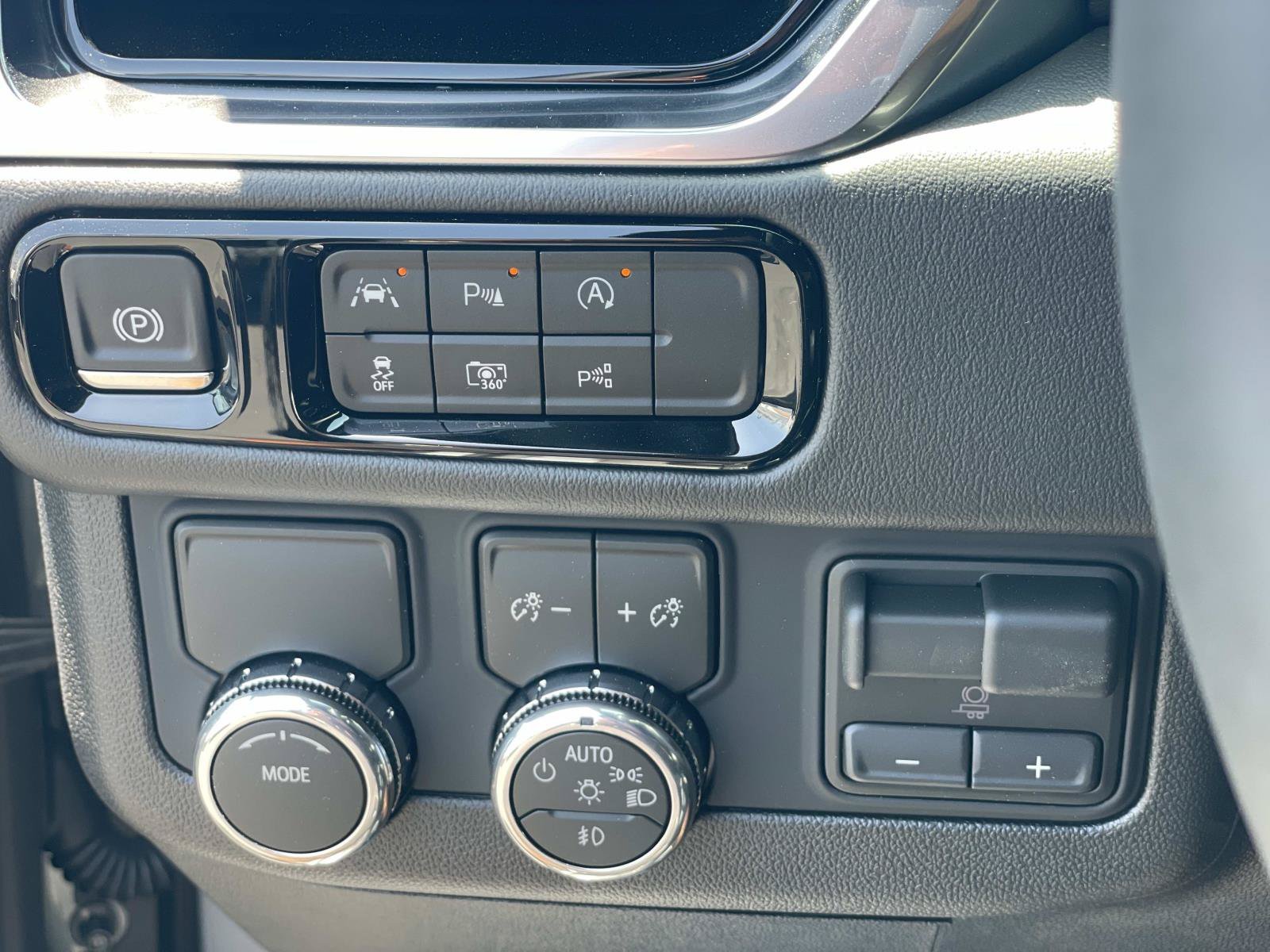New 2026 Sterling Metallic GMC Elevation image 18