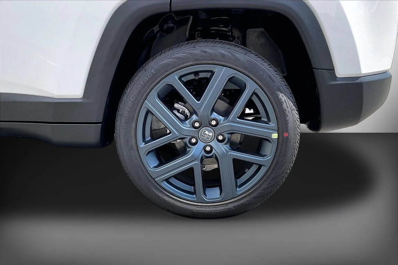 New 2026 Bright White Clearcoat Jeep Latitude image 32