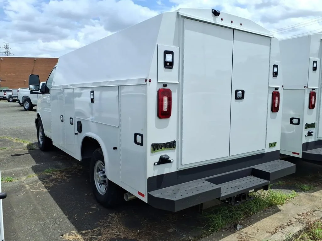 New 2025 Summit White Chevrolet 1WT image 22