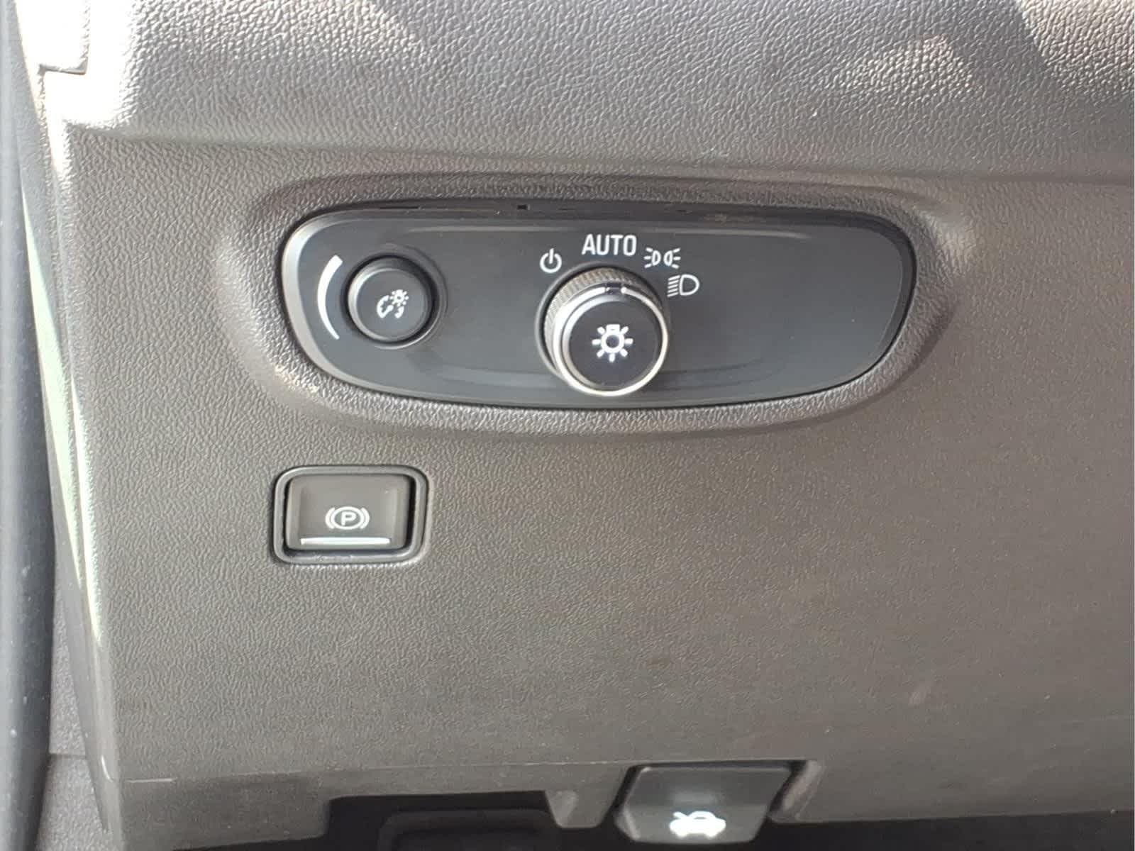 Used 2024 Sterling Metallic GMC SLE image 13