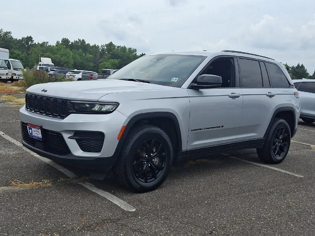 Used 2024 Silver Jeep Altitude X 4x4 image 6