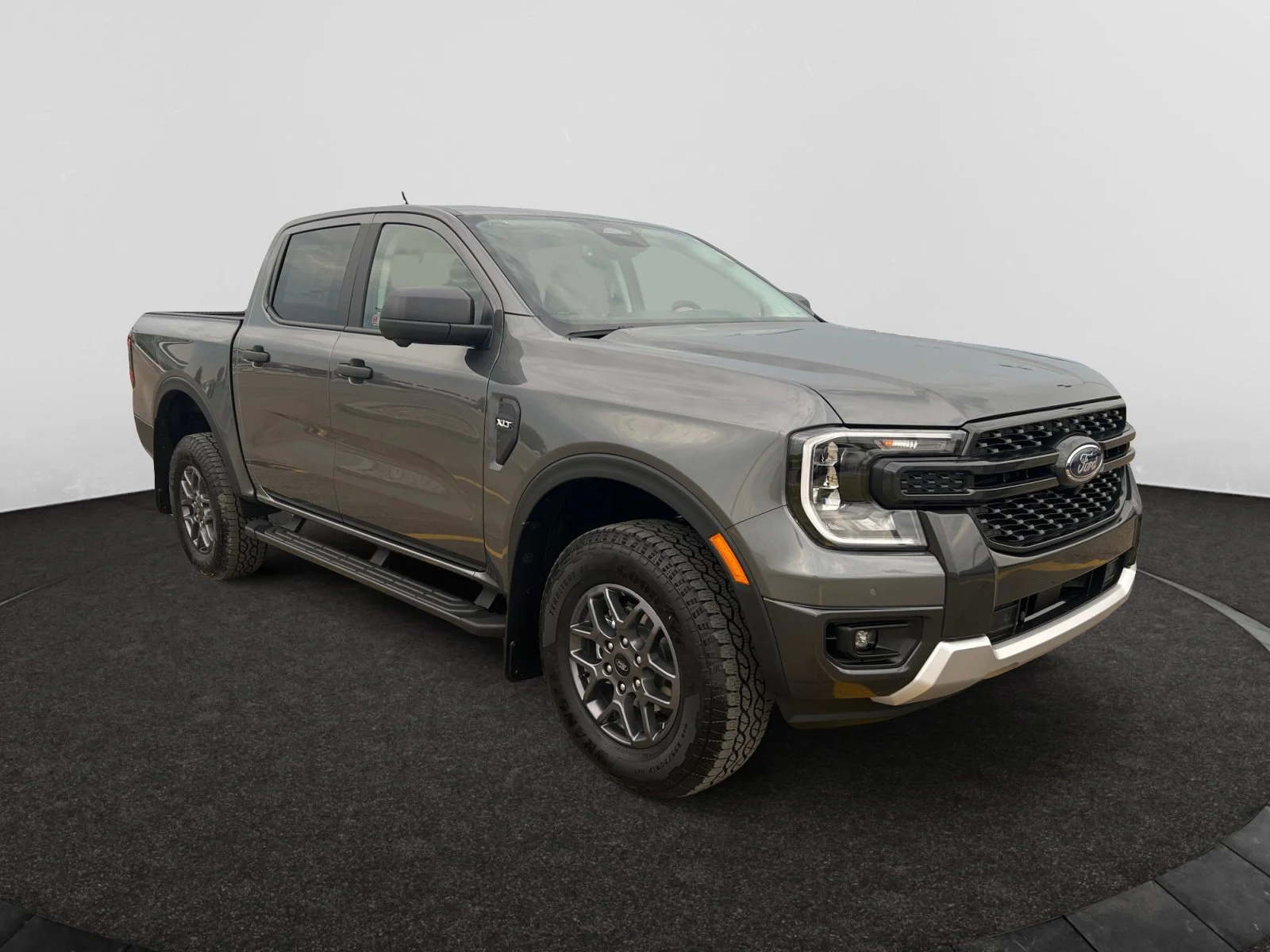 New 2026 Carbonized Grey Metallic Ford XLT image 7