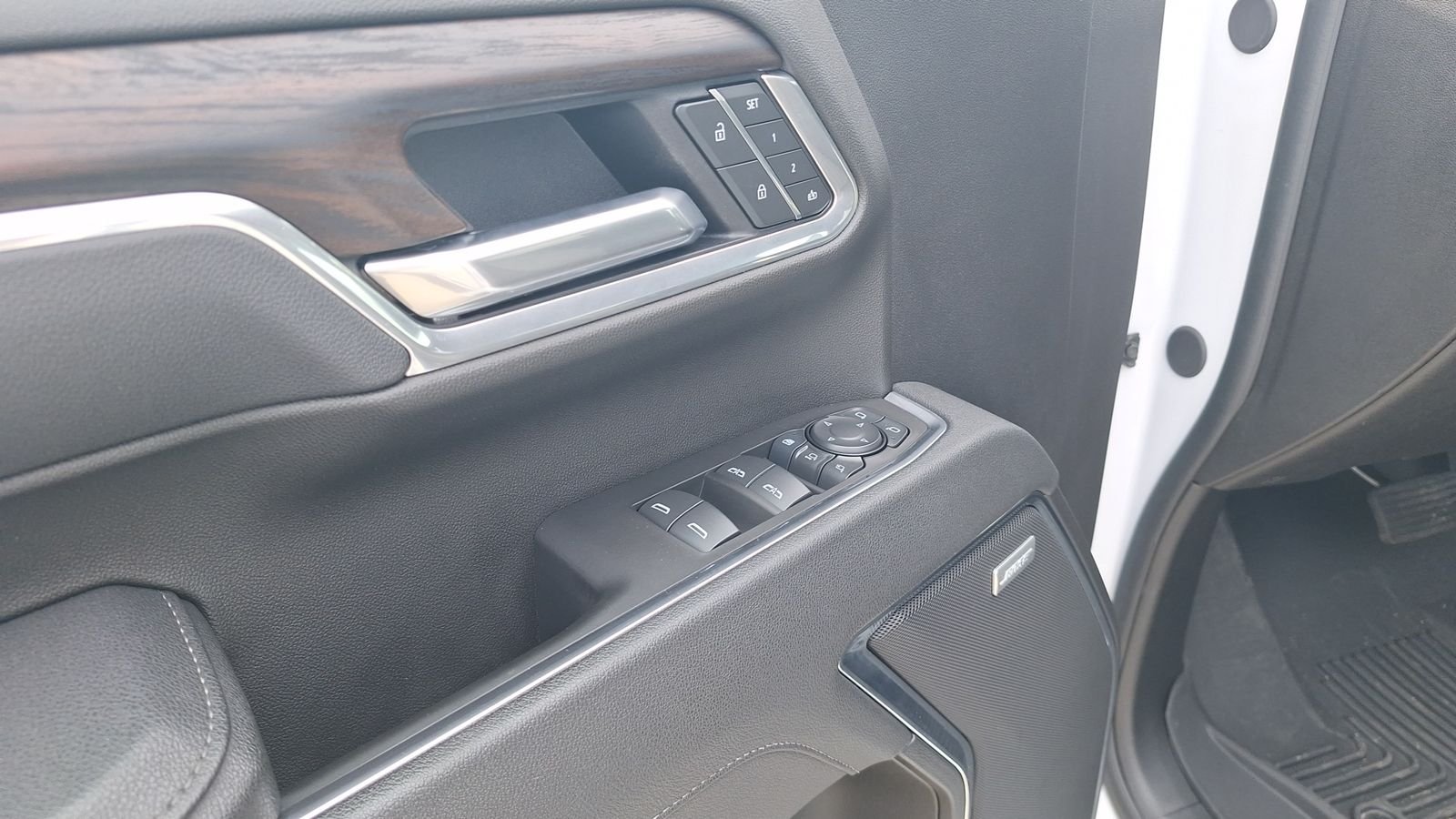 Used 2025 White GMC SLT image 16