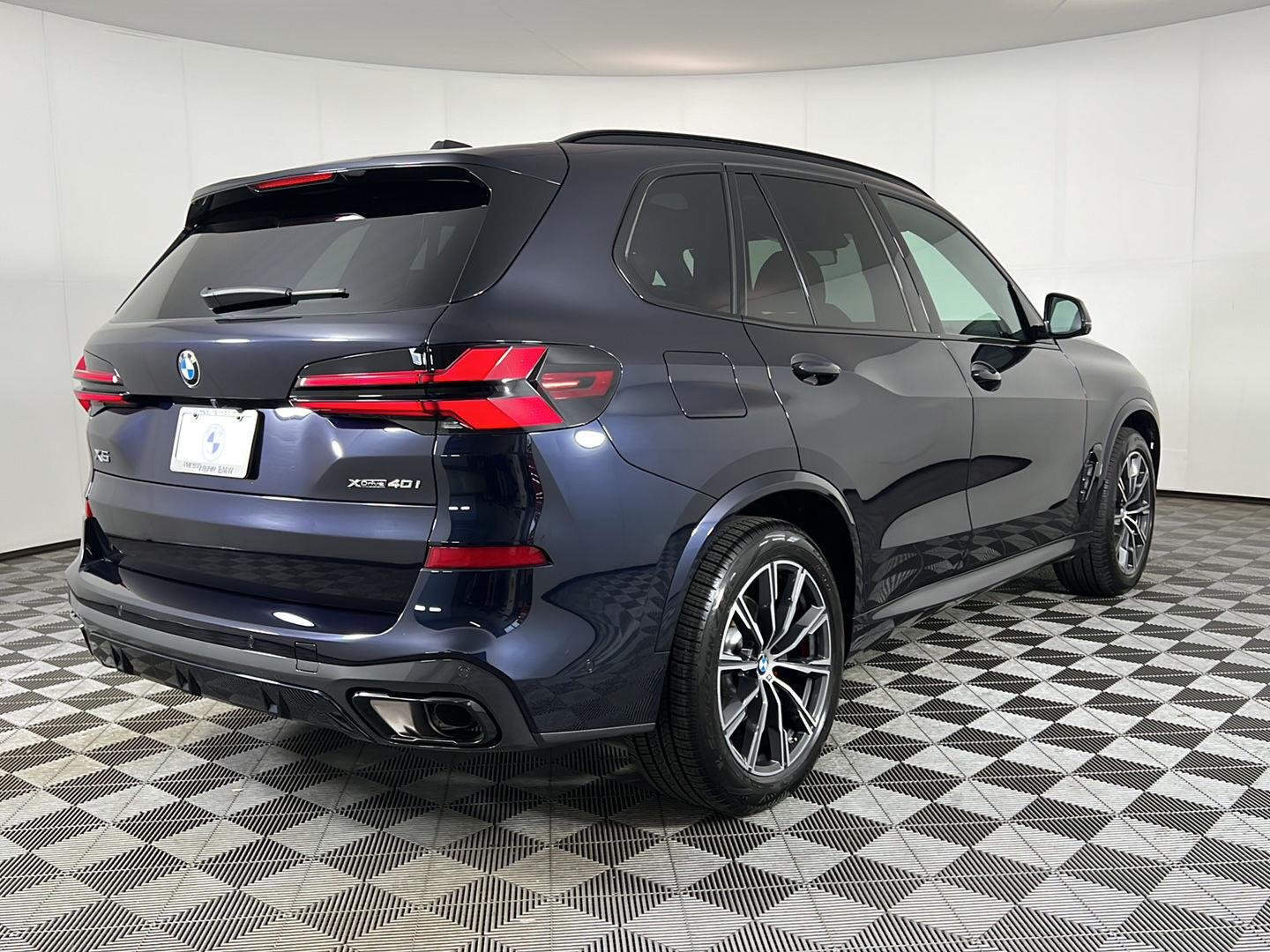 Used 2026 Carbon Black Metallic BMW xDrive40i image 5