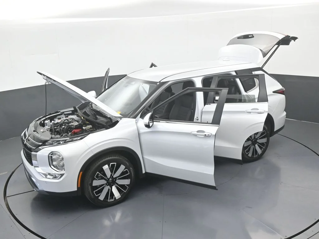 New 2026 Diamond White Mitsubishi SE image 73