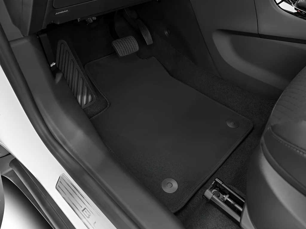 Used 2022 White Buick Preferred image 36