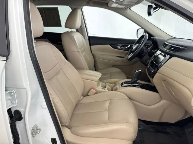 Used 2020 White Nissan SL image 20