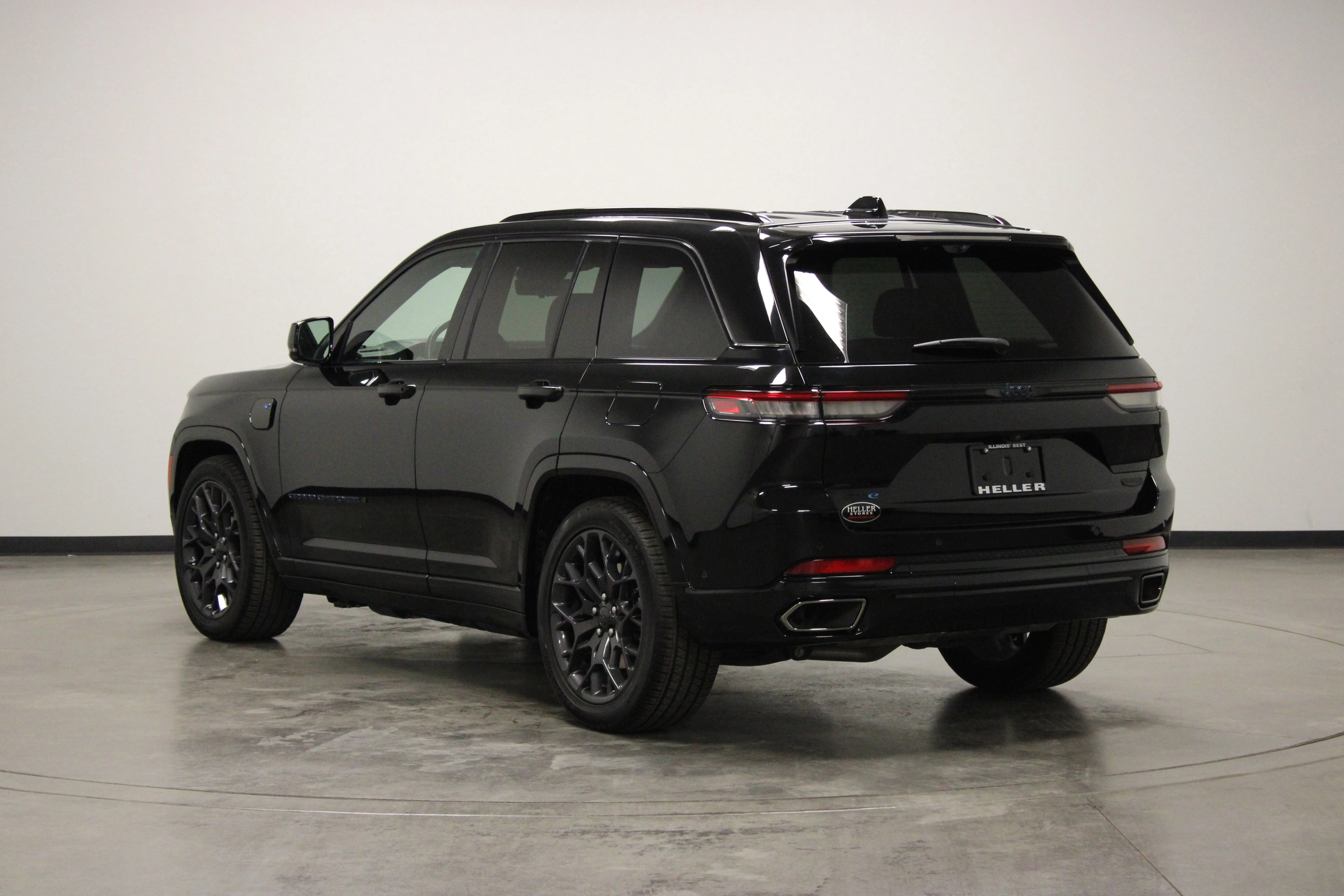 Used 2023 Diamond Black Crystal Pearlcoat Jeep Summit Reserve 4xe image 6
