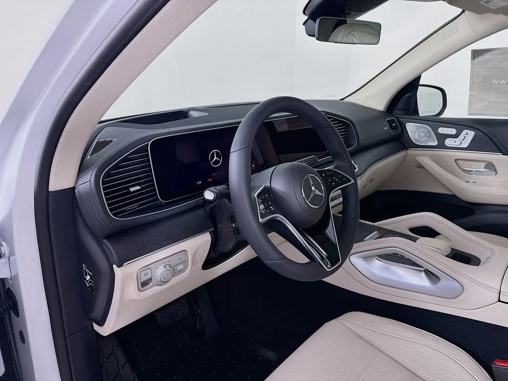 New 2026 MANUFAKTUR Moonlight White Metallic Mercedes-Benz GLE 450 image 4