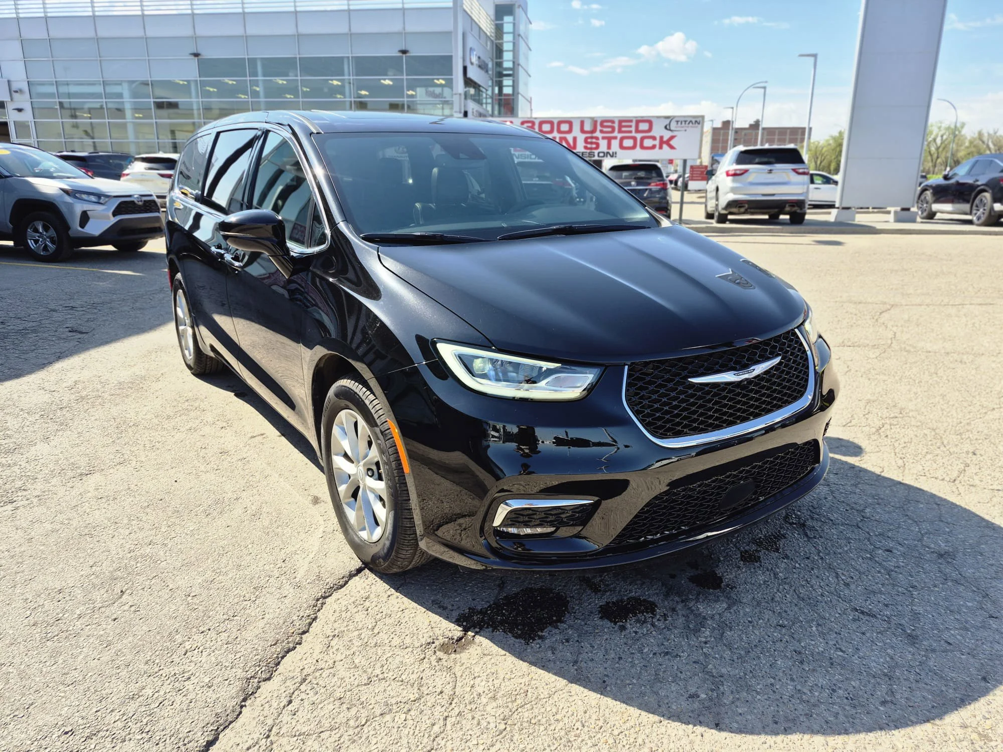 Certified Used 2026 Diamond Black Crystal Pearl Chrysler Select AWD*7 Pass | Adaptive Cruise | Remote Start | Htd Leather | Pano Roof | Htd Wheel | CarPlay image 5
