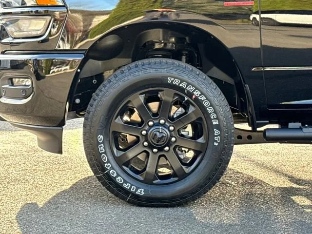 New 2026 Diamond Black Crystal Pearl-Coat Exterior Paint RAM Tradesman image 8