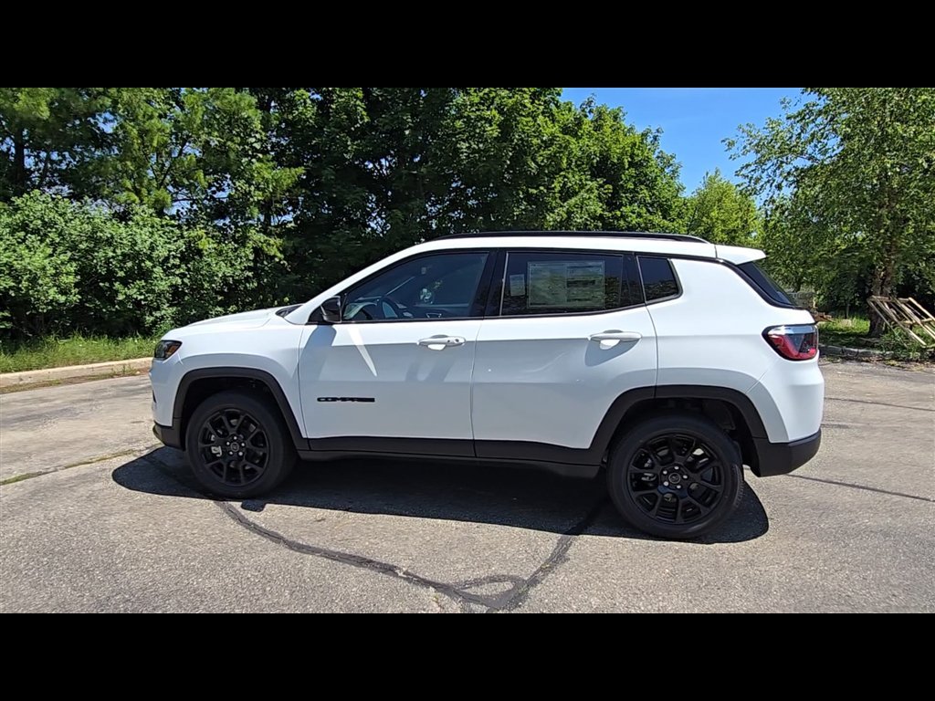 New 2026 Bright White Clear-Coat Exterior Paint Jeep Latitude image 7
