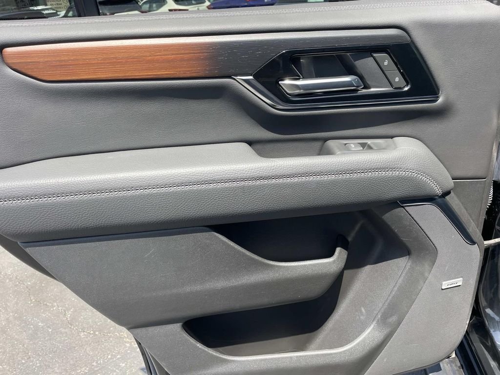 2025 GMC Yukon Denali - Photo 25