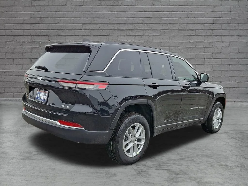 New 2026 Diamond Black Crystal Pearlcoat Jeep Laredo X image 8