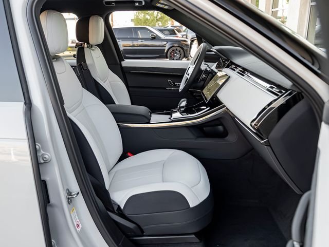 New 2026 Borasco Grey LAND ROVER Dynamic SE image 30