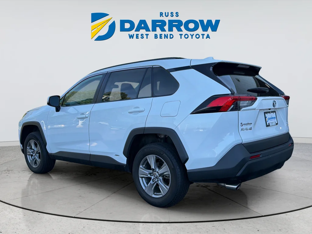 Used 2022 White Toyota XLE image 3