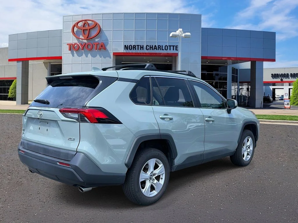 Used 2019  Toyota XLE image 7