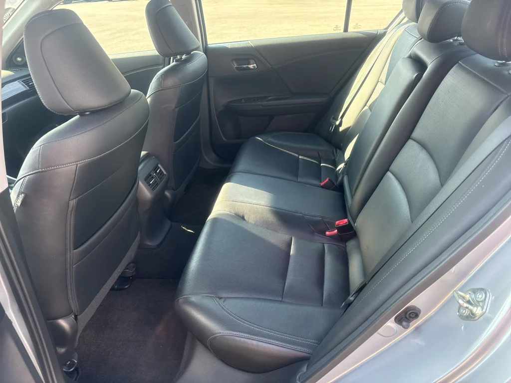 Used 2016 Lunar Silver Metallic Honda Touring image 12