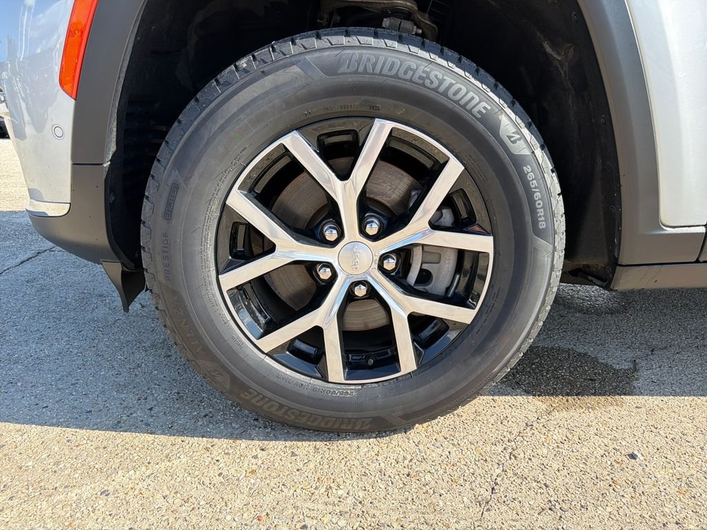 Used 2023 Silver Jeep Limited image 31