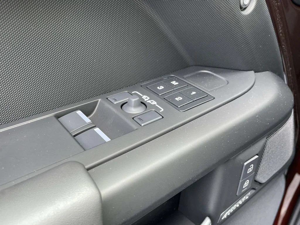 New 2026 Sedona Red Land Rover X-Dynamic SE image 32
