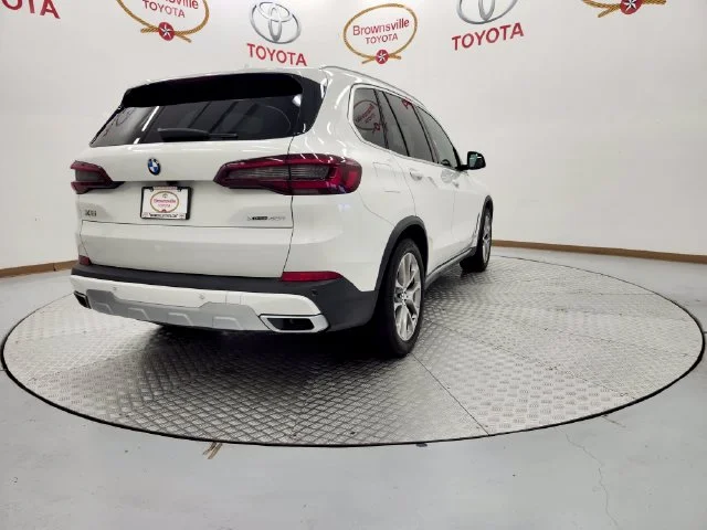 Used 2022 White BMW xDrive40i image 8