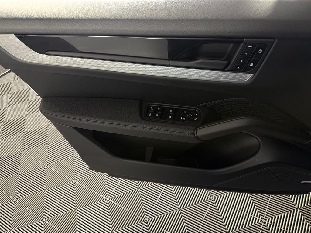 2024 Porsche Cayenne Base - Photo 25