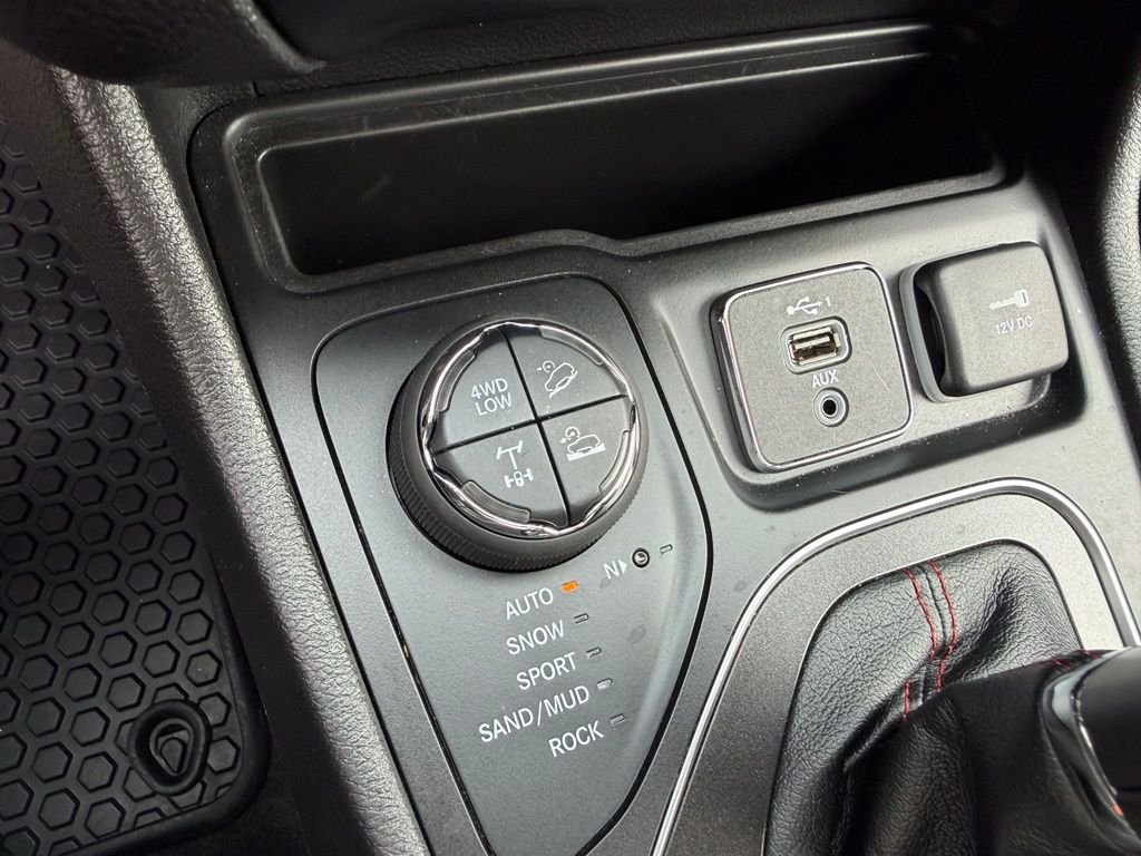 Used 2021 Olive Green Pearlcoat Jeep Trailhawk image 25