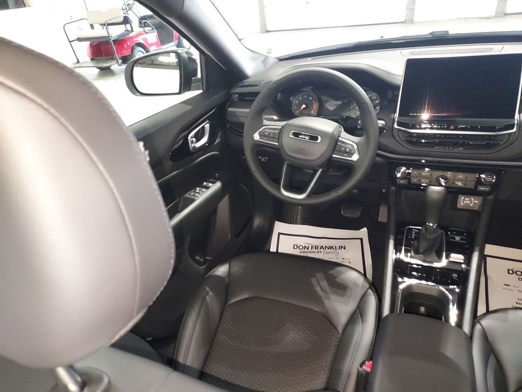 New 2026 White Jeep Latitude image 15