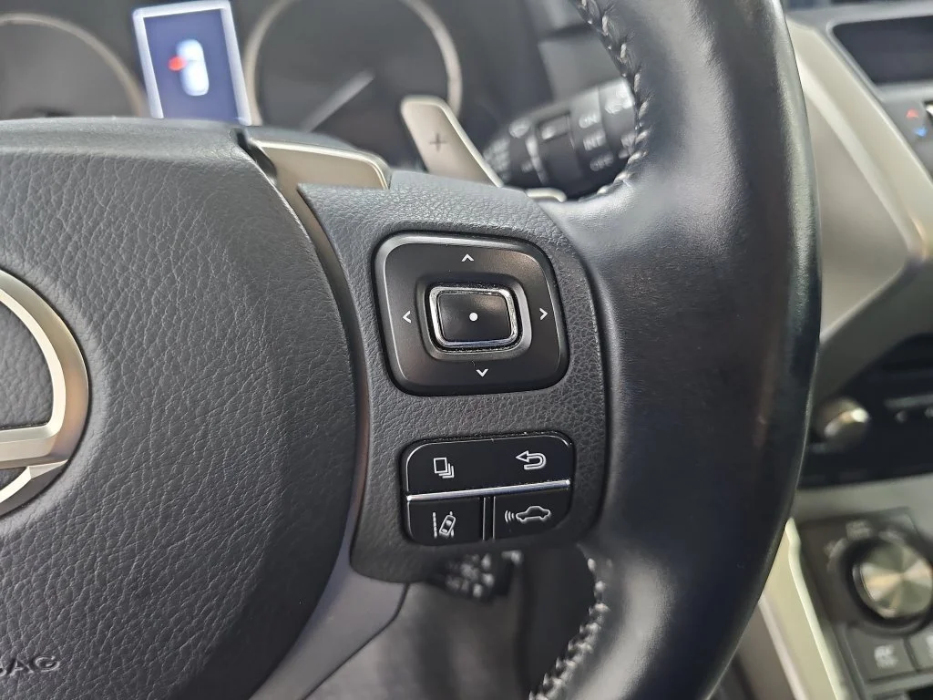 Used 2019 White Lexus 300h image 20