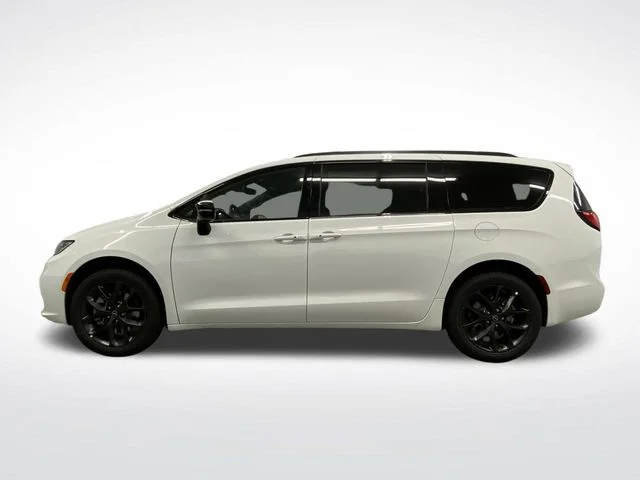 New 2026 Bright White Clear-Coat Exterior Paint Chrysler Limited image 14