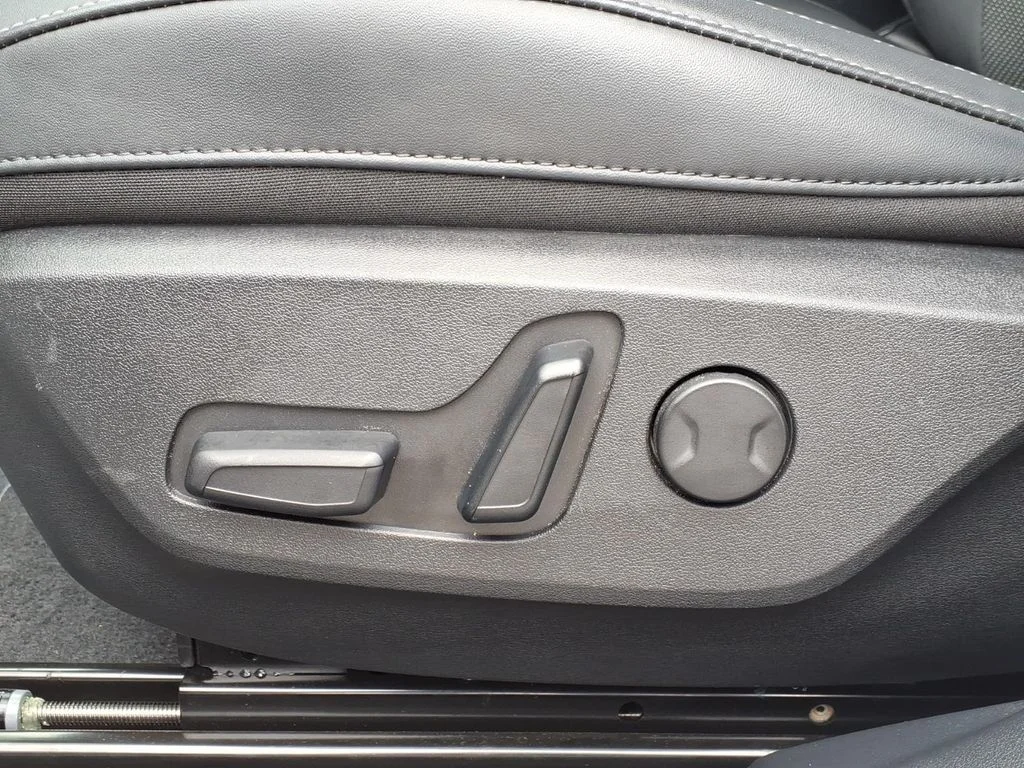 Certified Used 2025 White Kia Light image 13