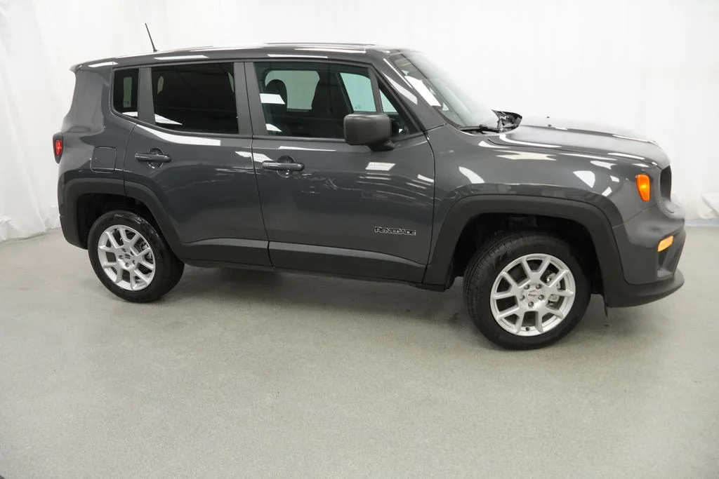 Used 2023 Gray Jeep Latitude image 9