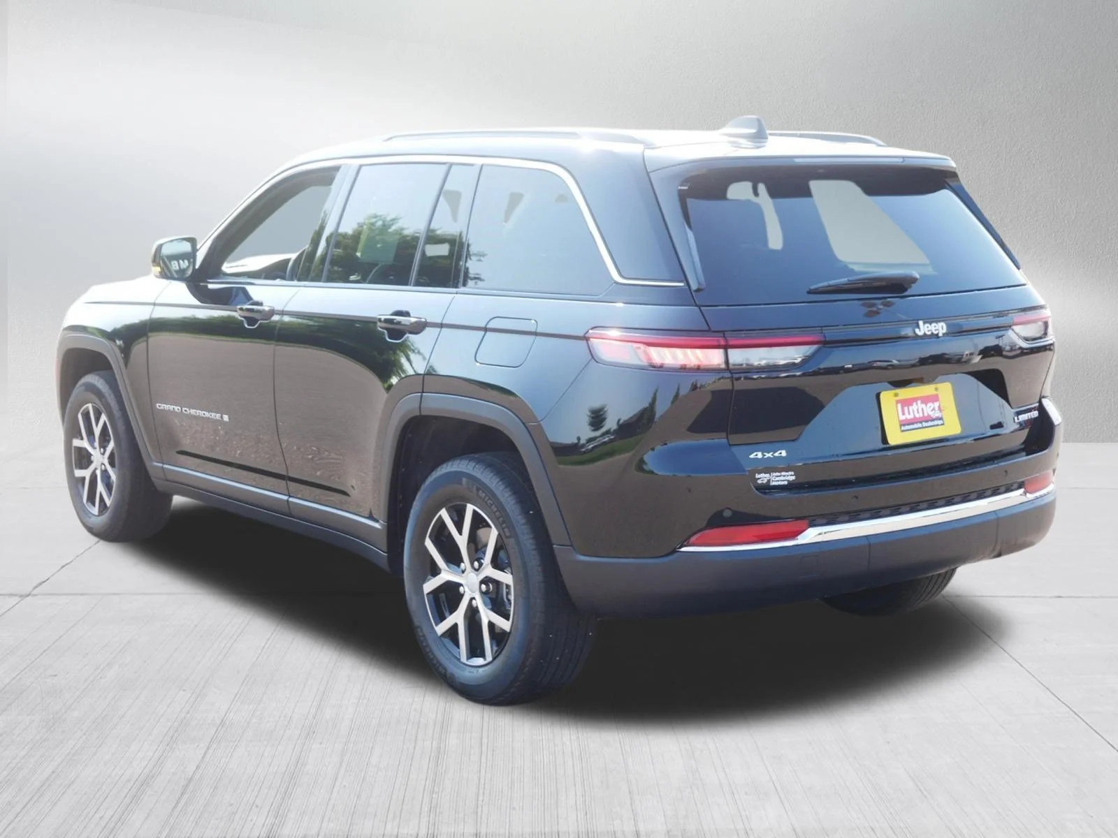 Used 2025 Diamond Black Crystal Pearlcoat Jeep Limited image 5