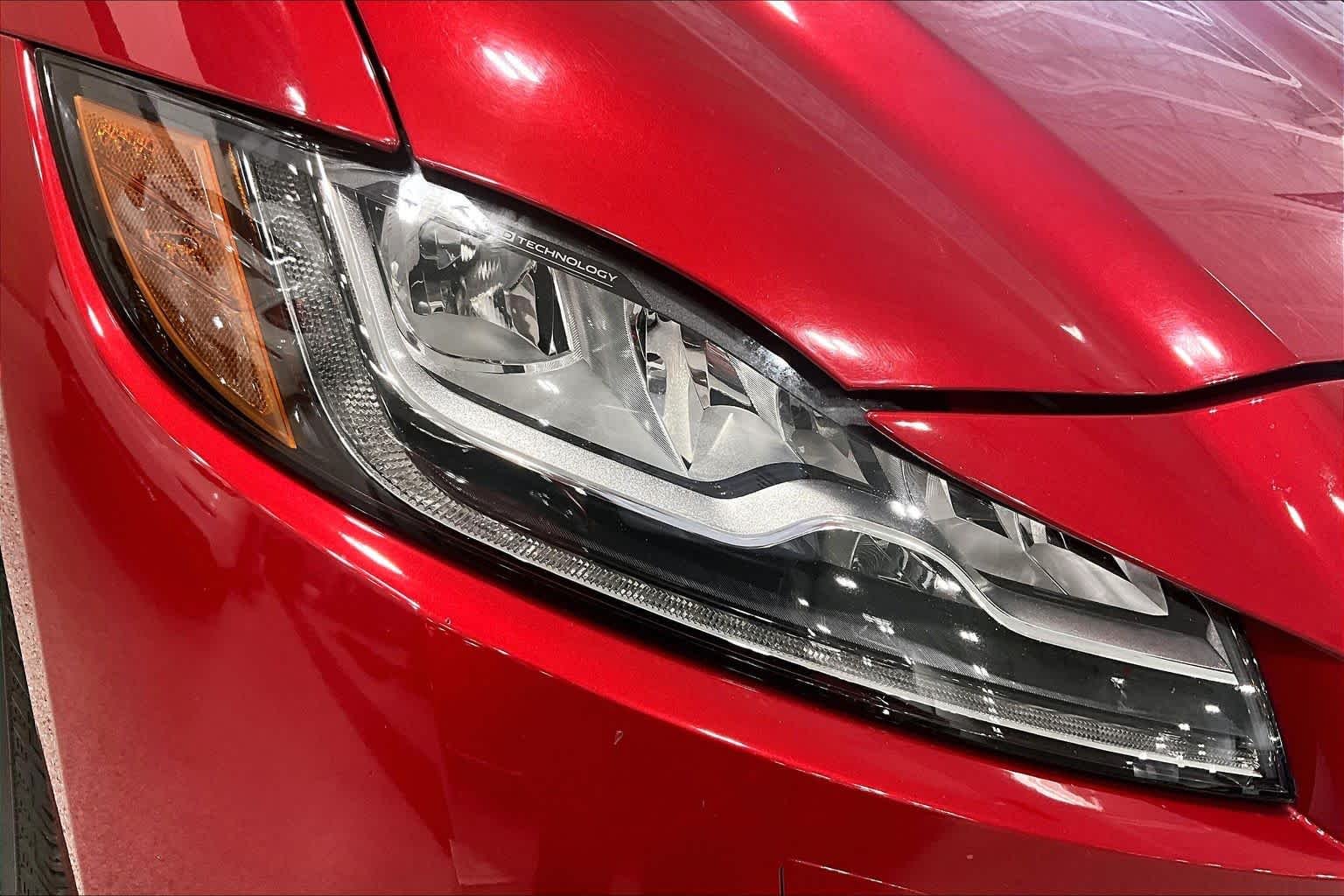 Used 2017 Odyssey Red Metallic Jaguar 35t Prestige image 24