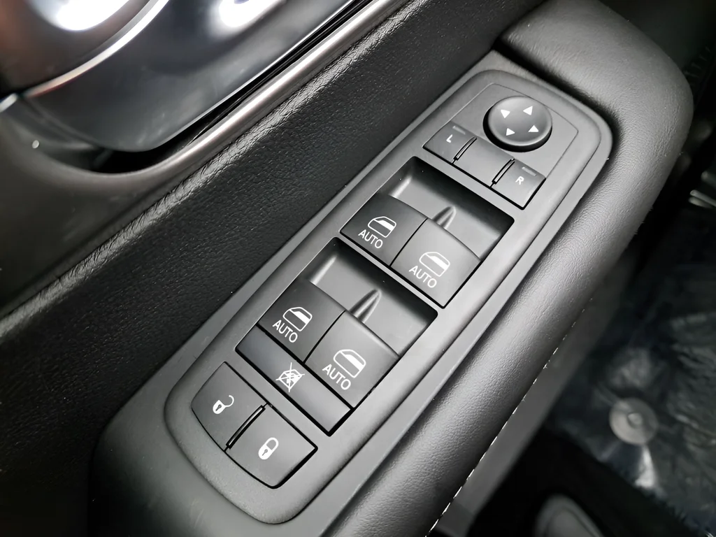 New 2026 Diamond Black Crystal Pearl-Coat Exterior Paint Chrysler Select image 25