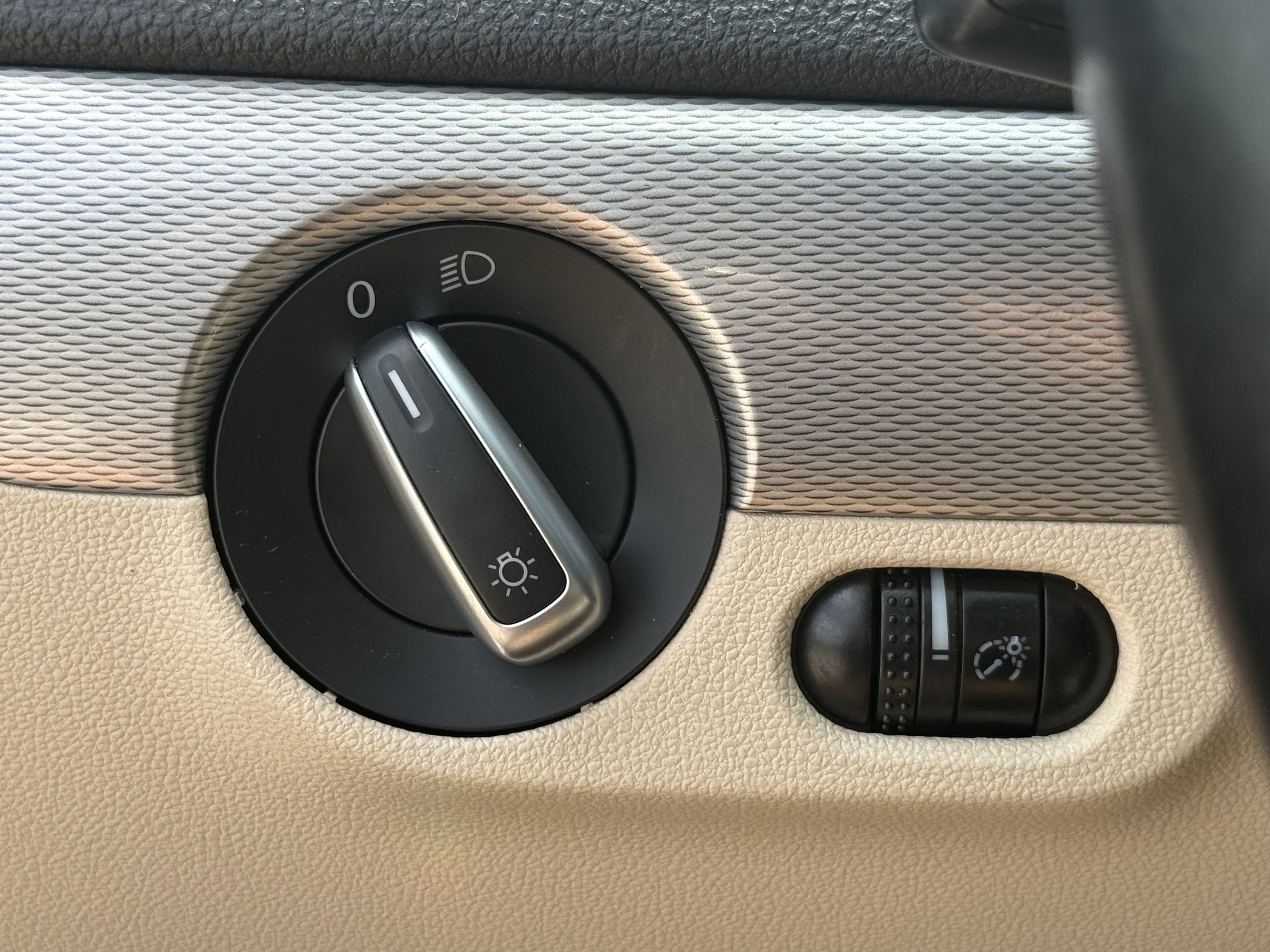 Used 2015  Volkswagen  image 24