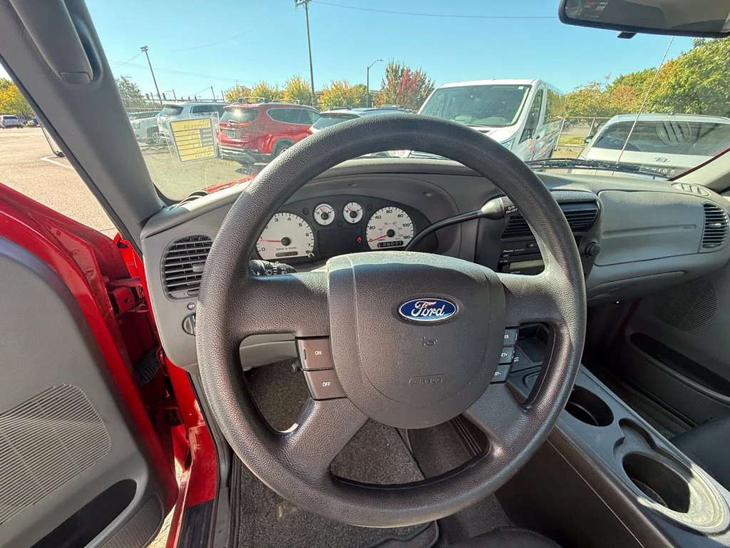 Used 2004 Bright Red Clearcoat Ford Edge image 17