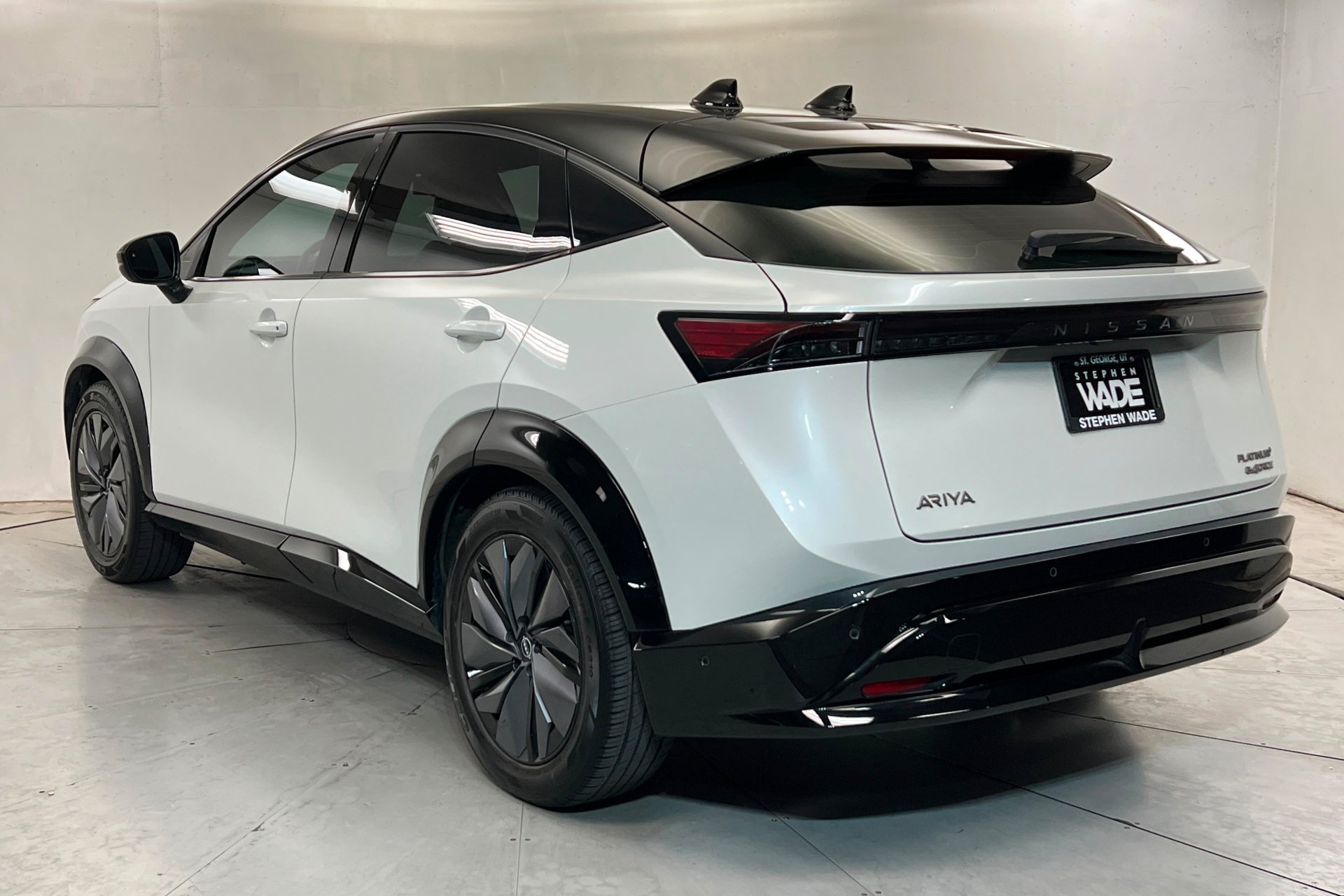 Used 2023 Everest White Pearl Tricoat/Black Diamond Pearl Nissan PLATINUM+ image 3