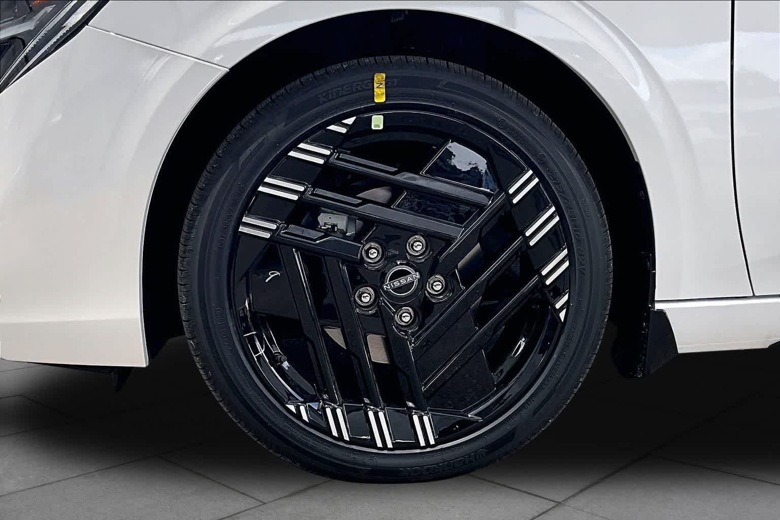 New 2026 Aspen White Tricoat/Super Black Nissan SR image 9
