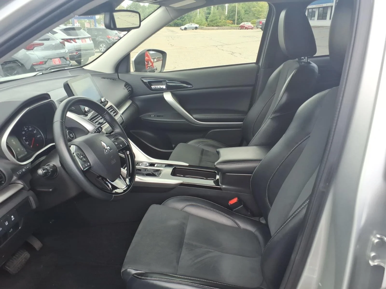 Used 2024 Silver Alloy Mitsubishi SE image 15